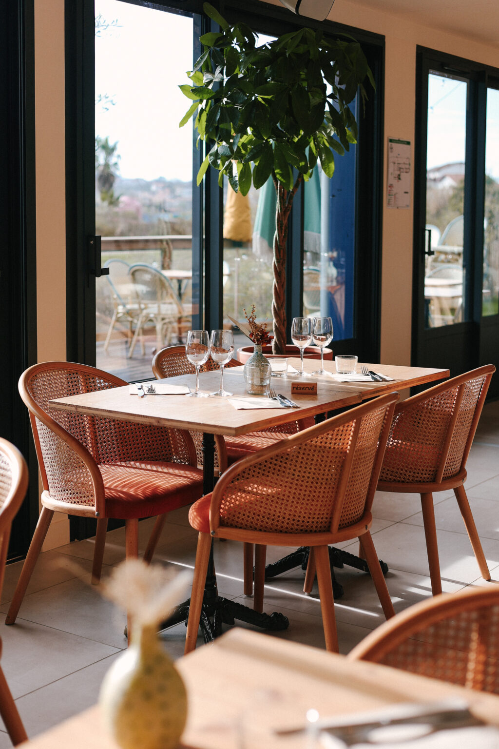 Salle du restaurant Kaliko ouverte sur la terrasse, Bidart