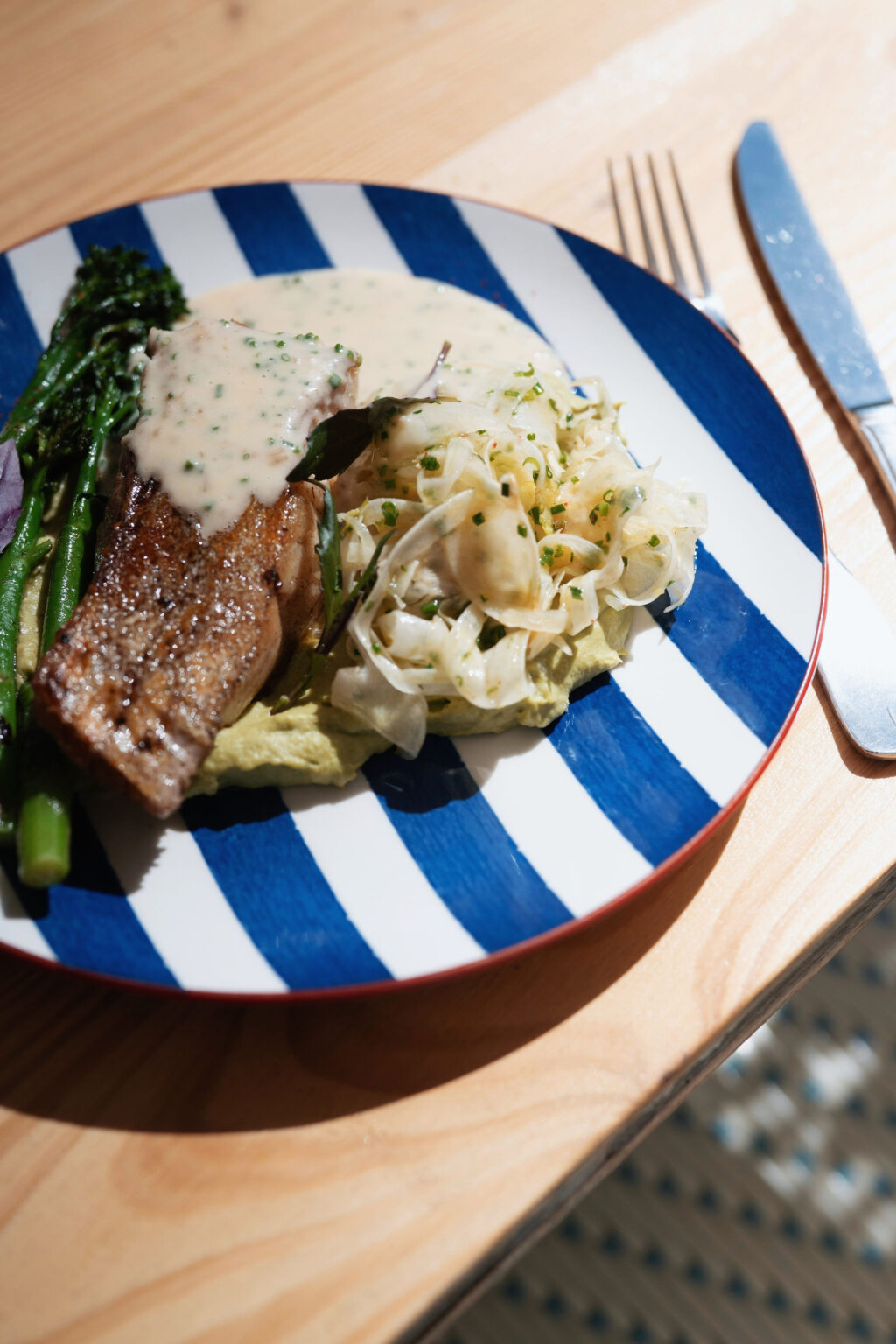 Pièce de viande grillée et tagliatelles crémeuses, restaurant Kaliko à Bidart