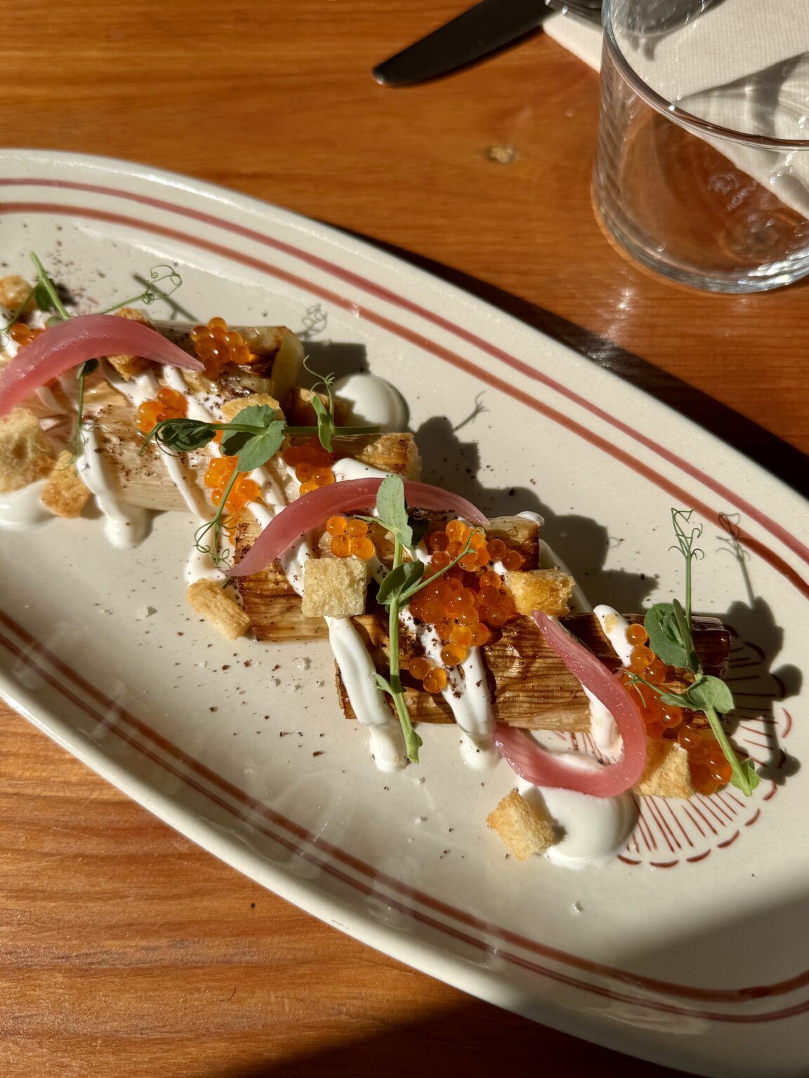 Entrée de saison aux oignons pickles, restaurant Kaliko à Bidart